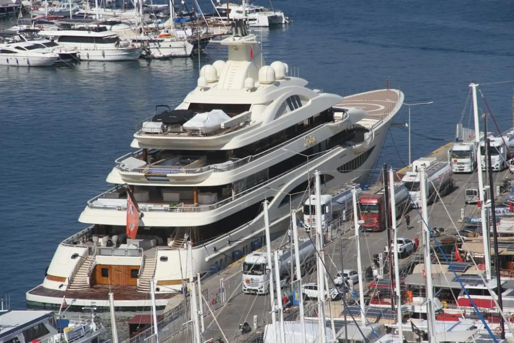 Fethiye'de lüks yat 'Alaiya' 300 ton yakıt ikmali yaptı