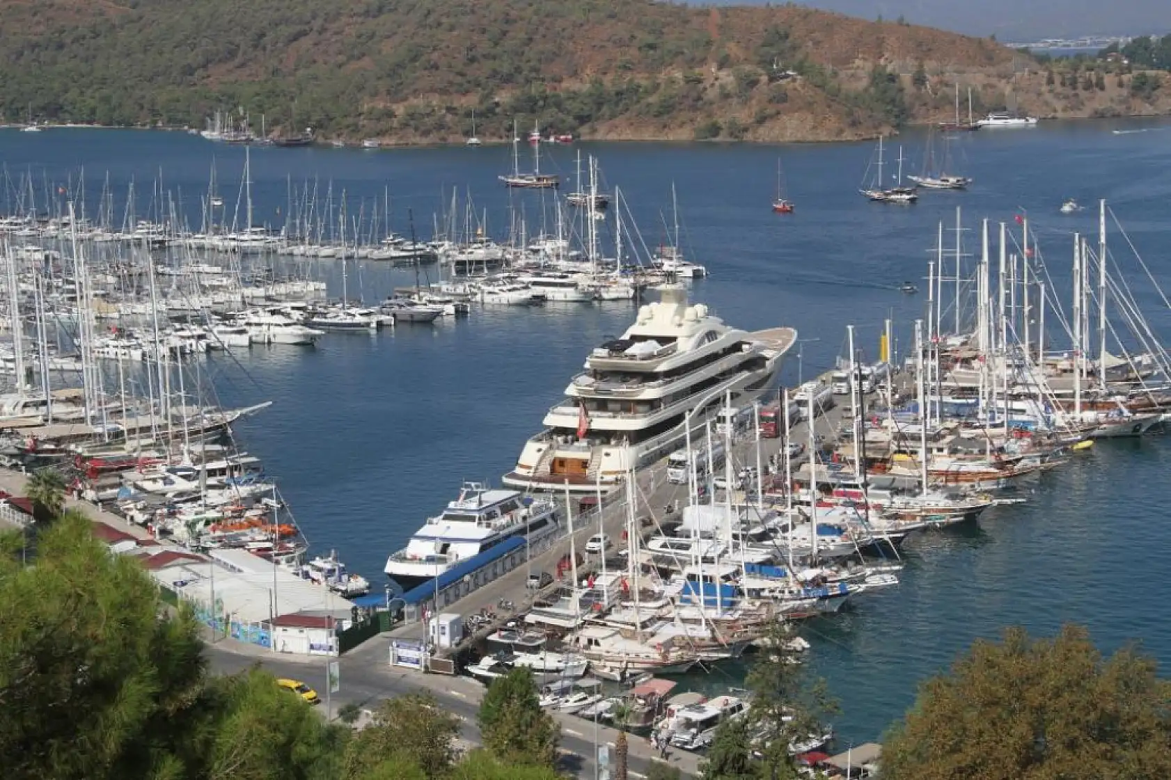 Fethiye'de lüks yat 'Alaiya' 300 ton yakıt ikmali yaptı