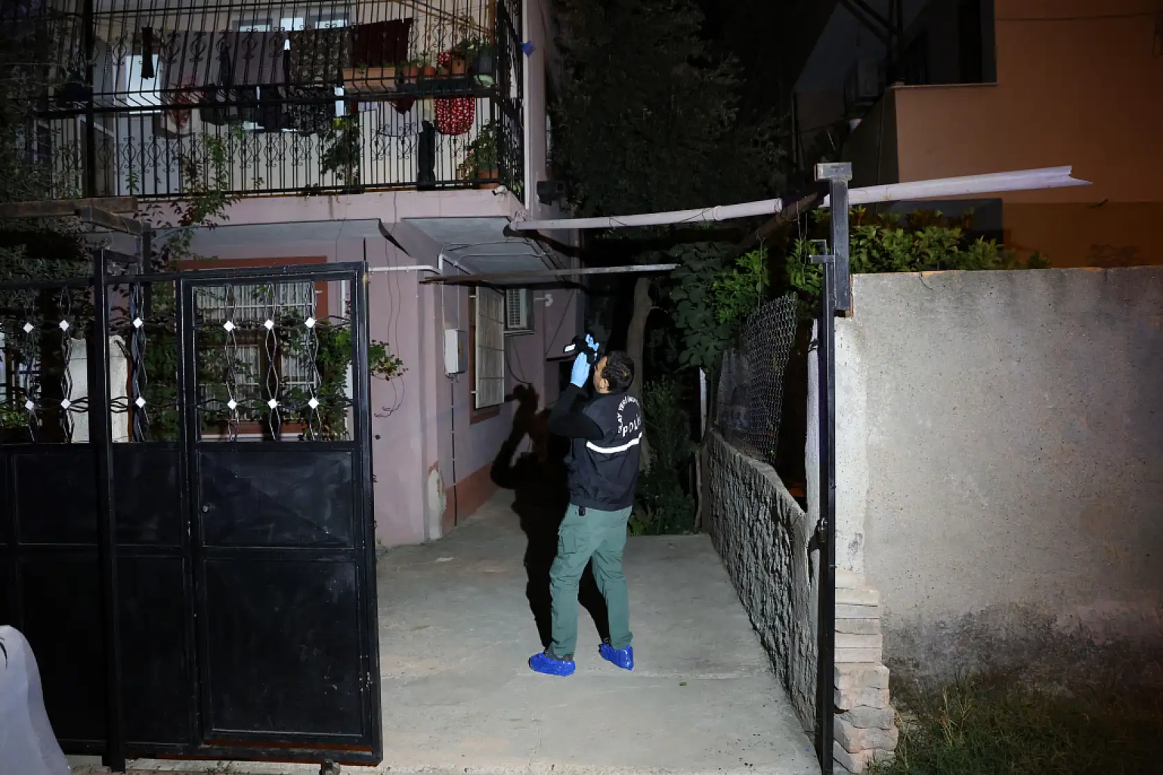 Evin Şizofren Oğlu Ailesini Uykuda Vurdu: 2 ölü, 1 yaralı