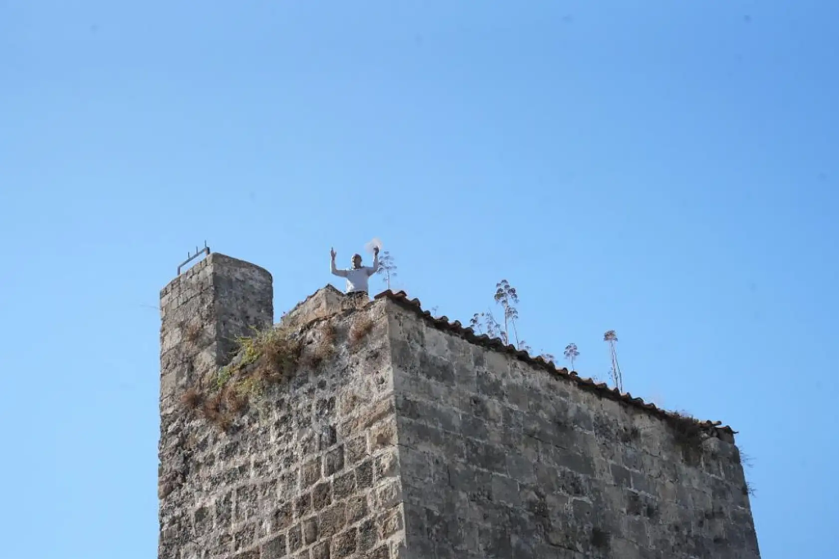 '15-16 yaşındaki çocukları silahlandırdılar' diye bağıran şahıs, polisi alarma geçirdi