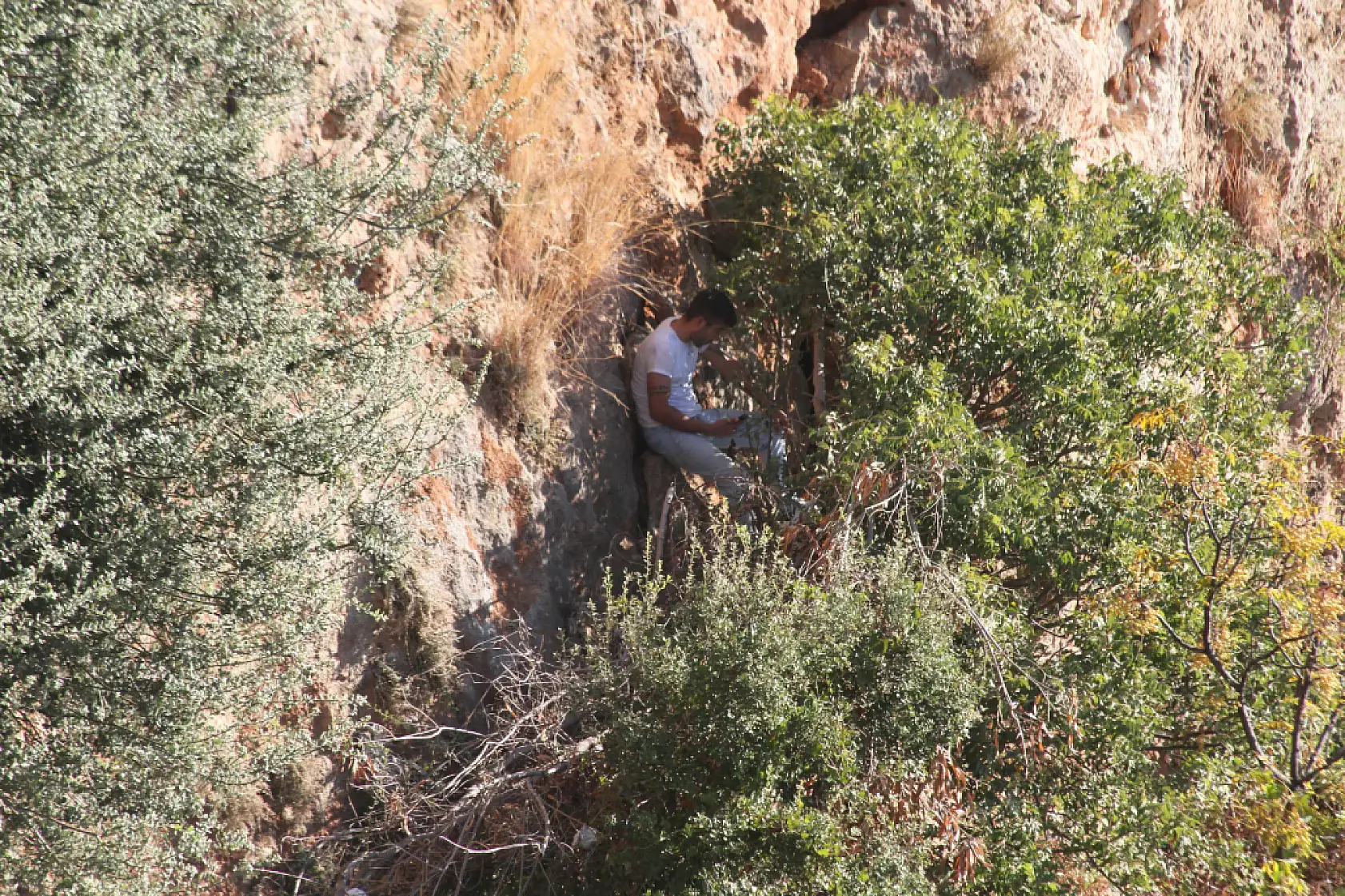 Uygunsuz Duruma Müdahale Etti, 35 Metrelik Kayalıklarda Mahsur Kaldı!