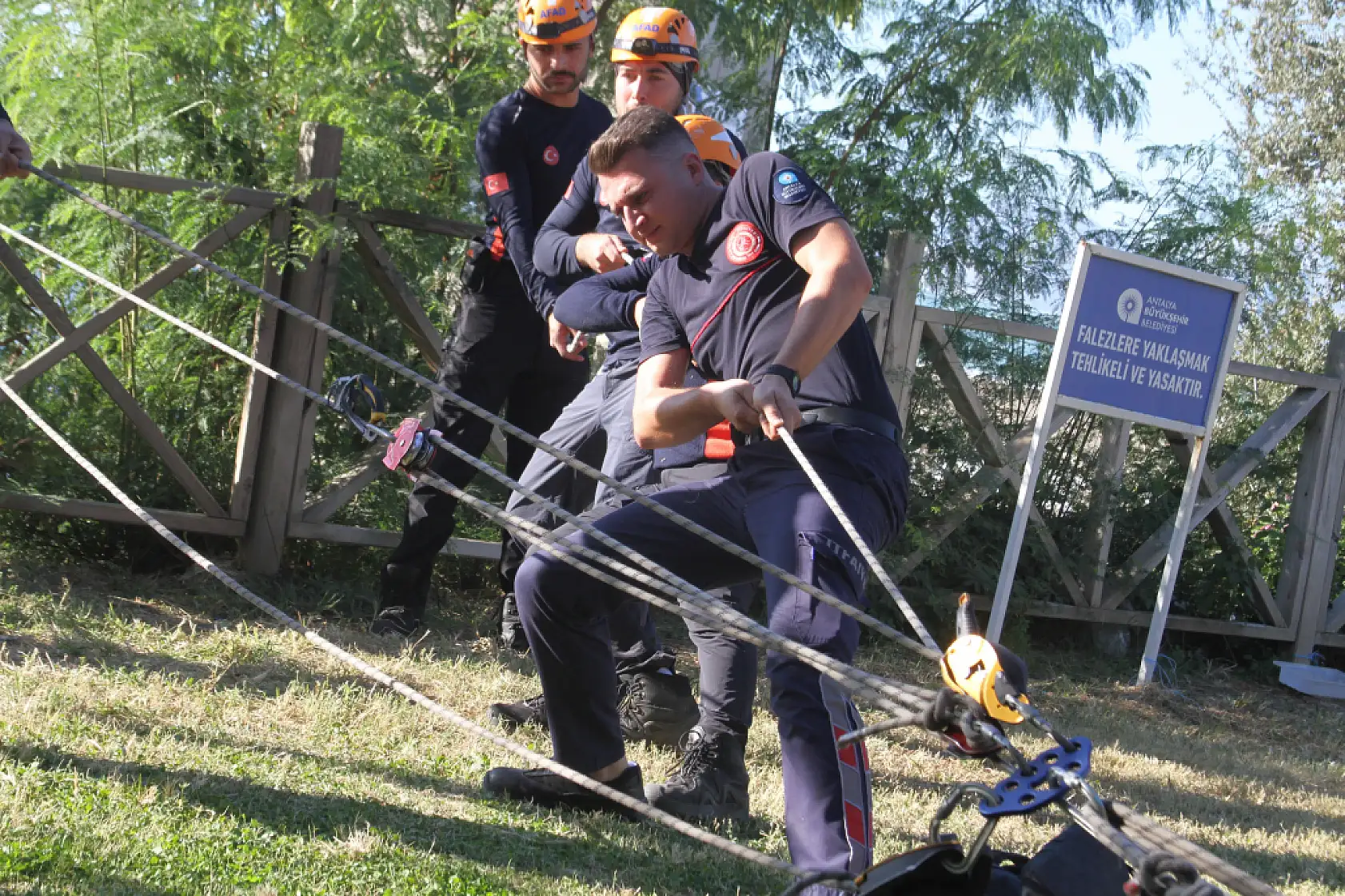 Uygunsuz Duruma Müdahale Etti, 35 Metrelik Kayalıklarda Mahsur Kaldı!
