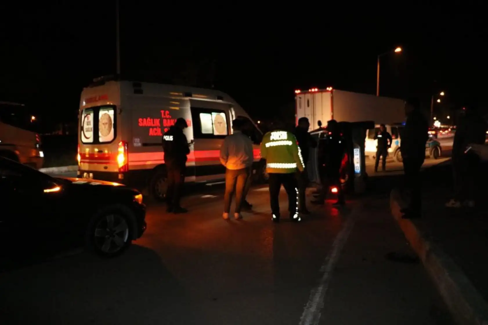 Refüje çarpıp takla atan araçta aynı aileden 5 kişi yaralandı