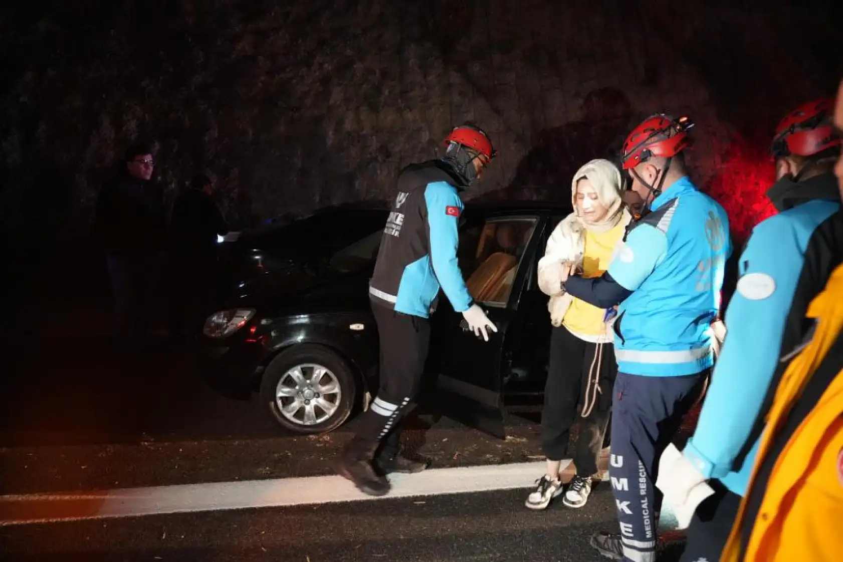 Tomruk yüklü tır dehşet saçtı: 1 ölü, 9 yaralı