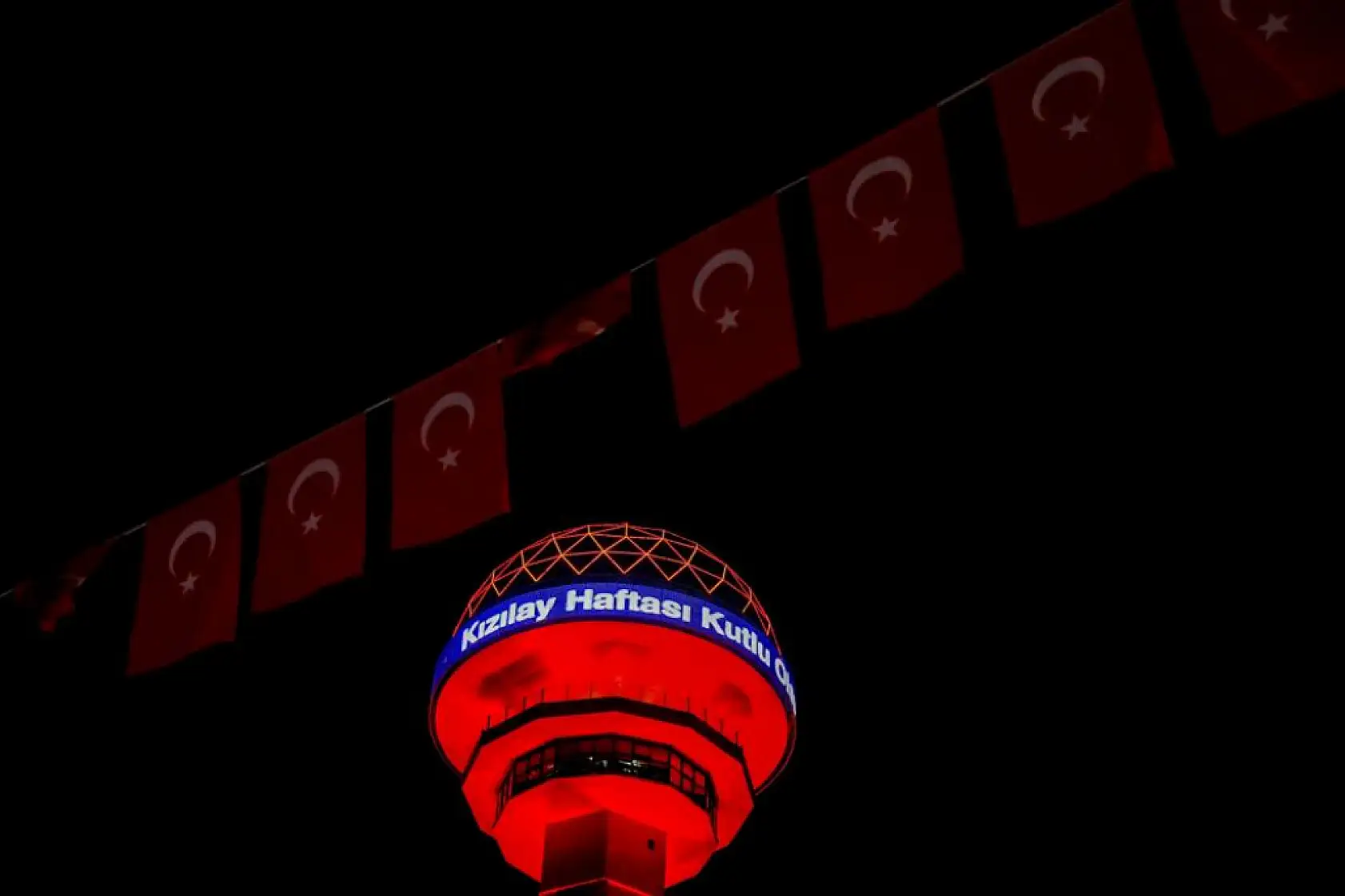 Türkiye'nin sembol yapıları Kızılay kırmızısı ile ışıklandırıldı