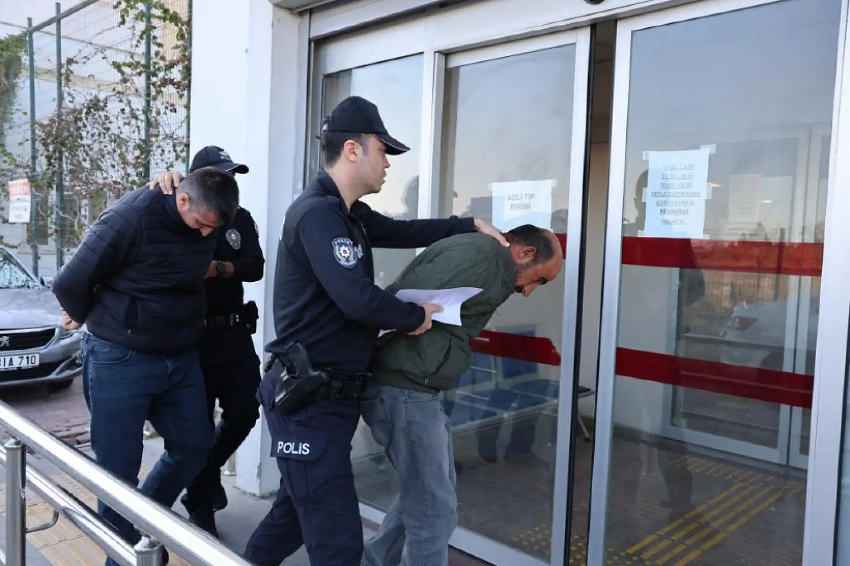 Yolcu sırası kavgasında taksi şoförü dehşet saçtı: 3 yaralı