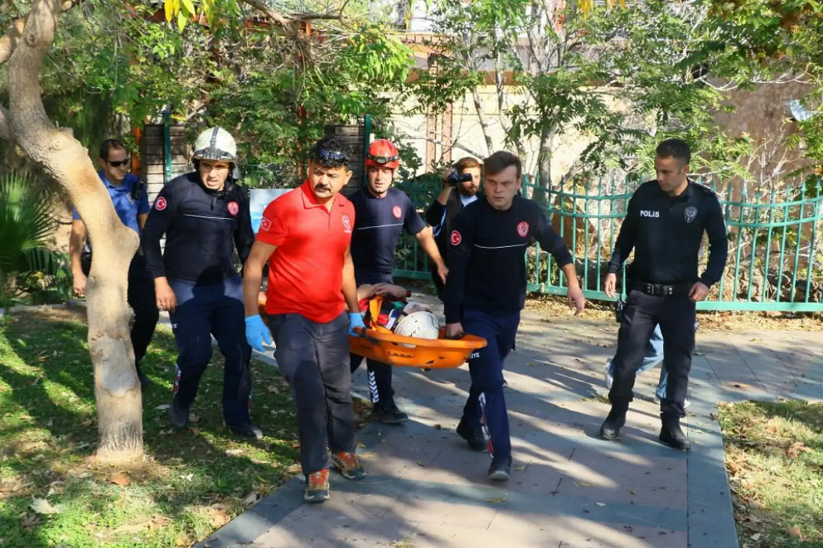 Düşürdüğü cep telefonunu almak isterken düştü, saatlerce kurtarılmayı bekledi