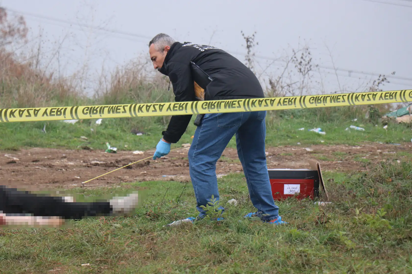 Boş arazide başından vurulmuş erkek cesedi bulundu