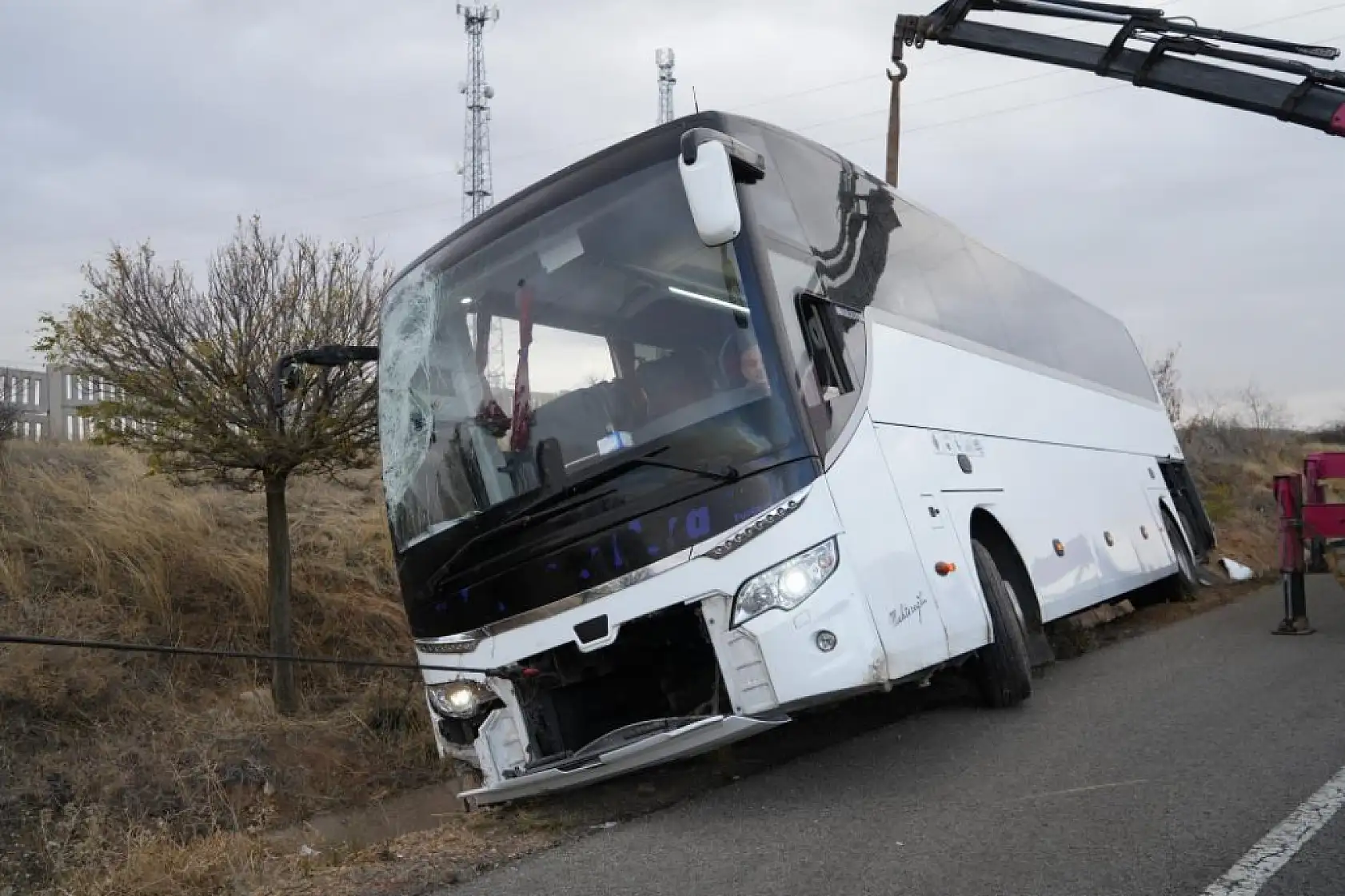 Otobüs yan yattı: 30 kişi yara almadan kurtuldu