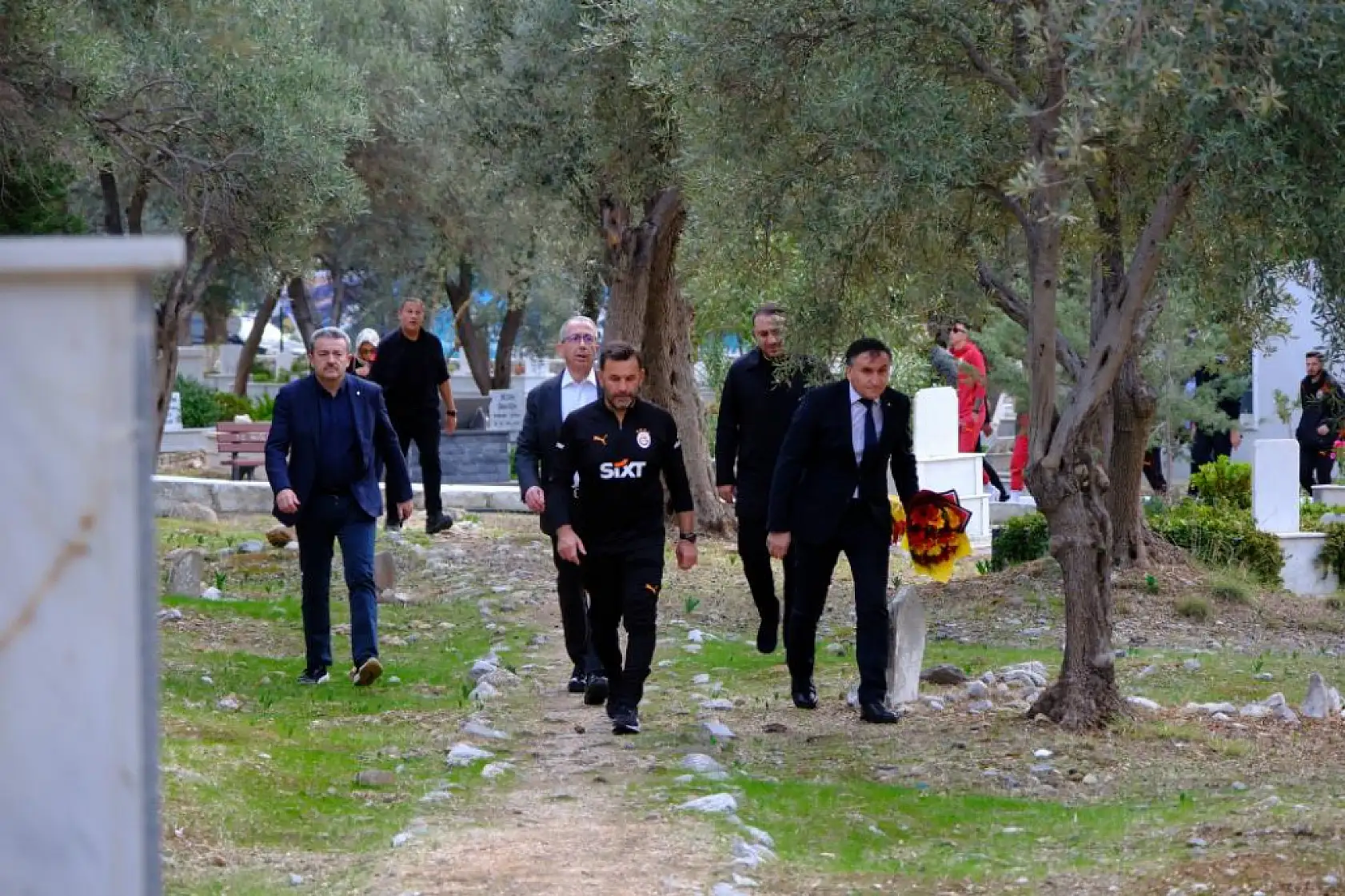 Galatasaray yönetimi ve futbolcular, Yiğit Kurt'un mezarını ziyaret etti