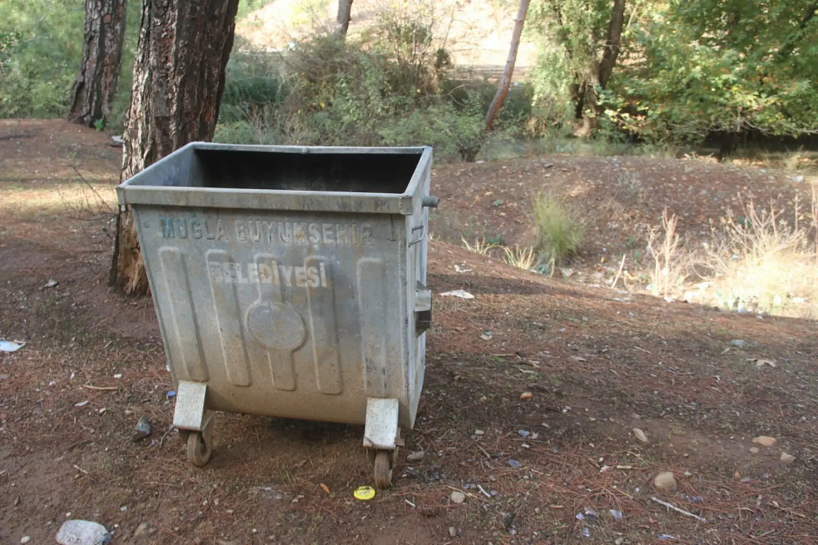 Fethiye Çırpı Mevkii'nde Çöp Sorunu! Konteynırlar boş, çevresi atıklarla dolu