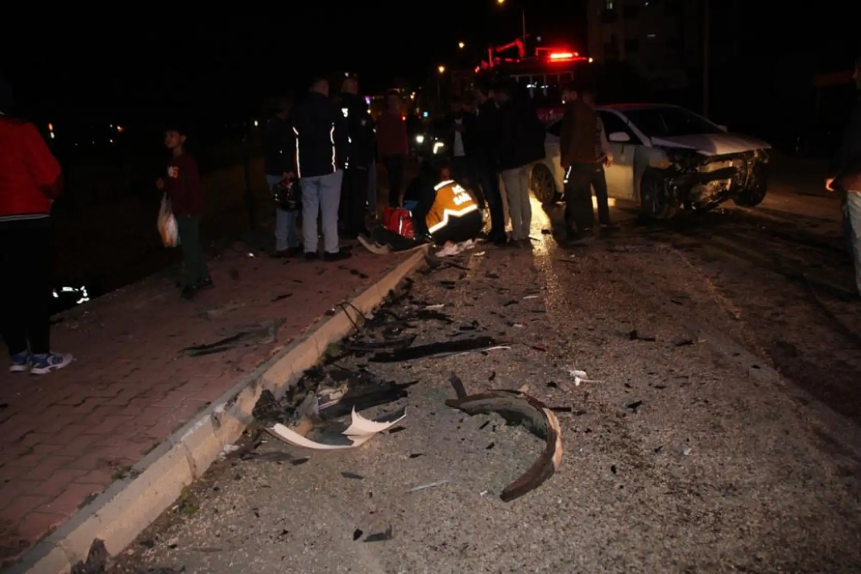 Kafa kafaya çarpışan otomobillerden biri 7 metre derinliğindeki kanala uçtu: 2 yaralı