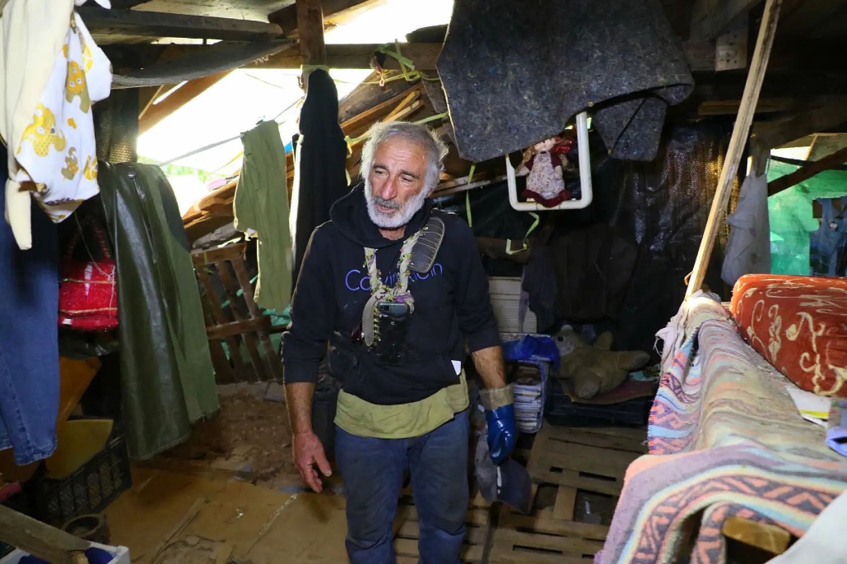 Ölürken gözyaşlarına boğulduğu köpeğini yaşadığı barakaya gömdü