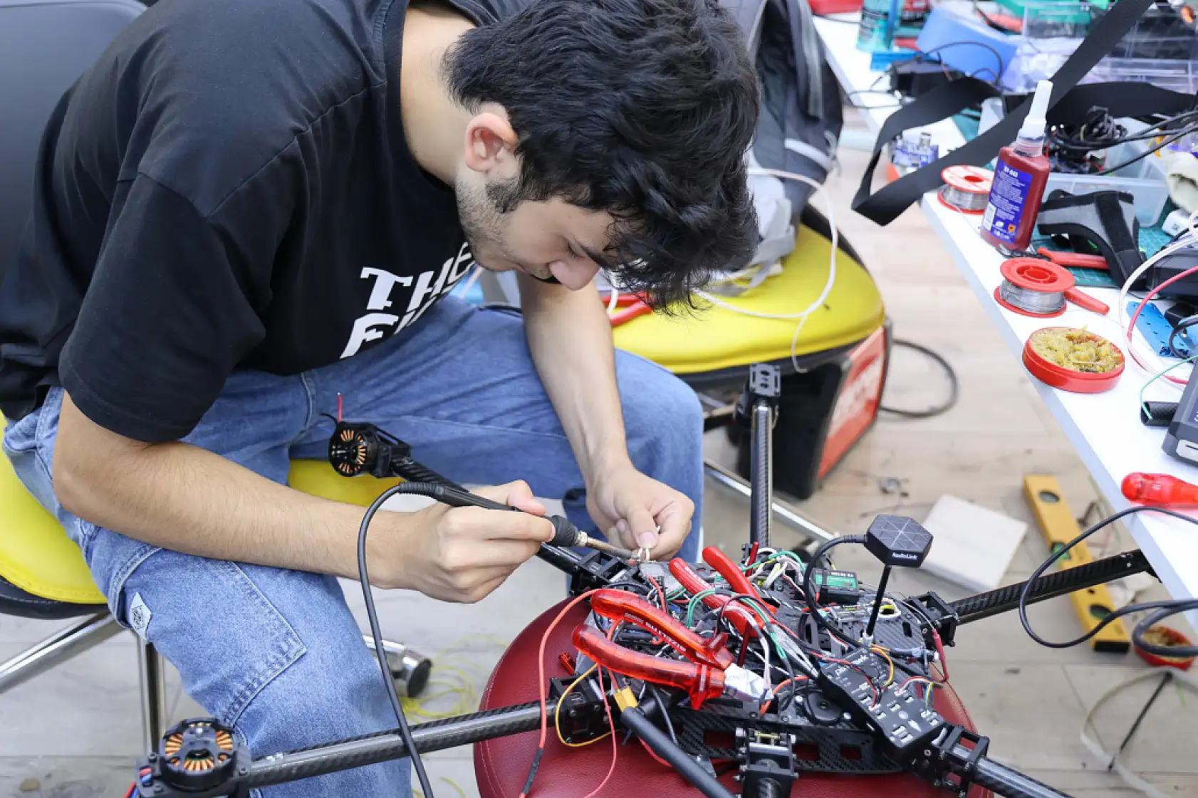 Liseli gençler geliştirdi, bu dron yerde yürüyor