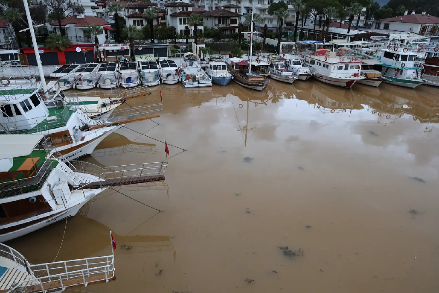 Tarihi azmak turkuazdan kahverengiye döndü