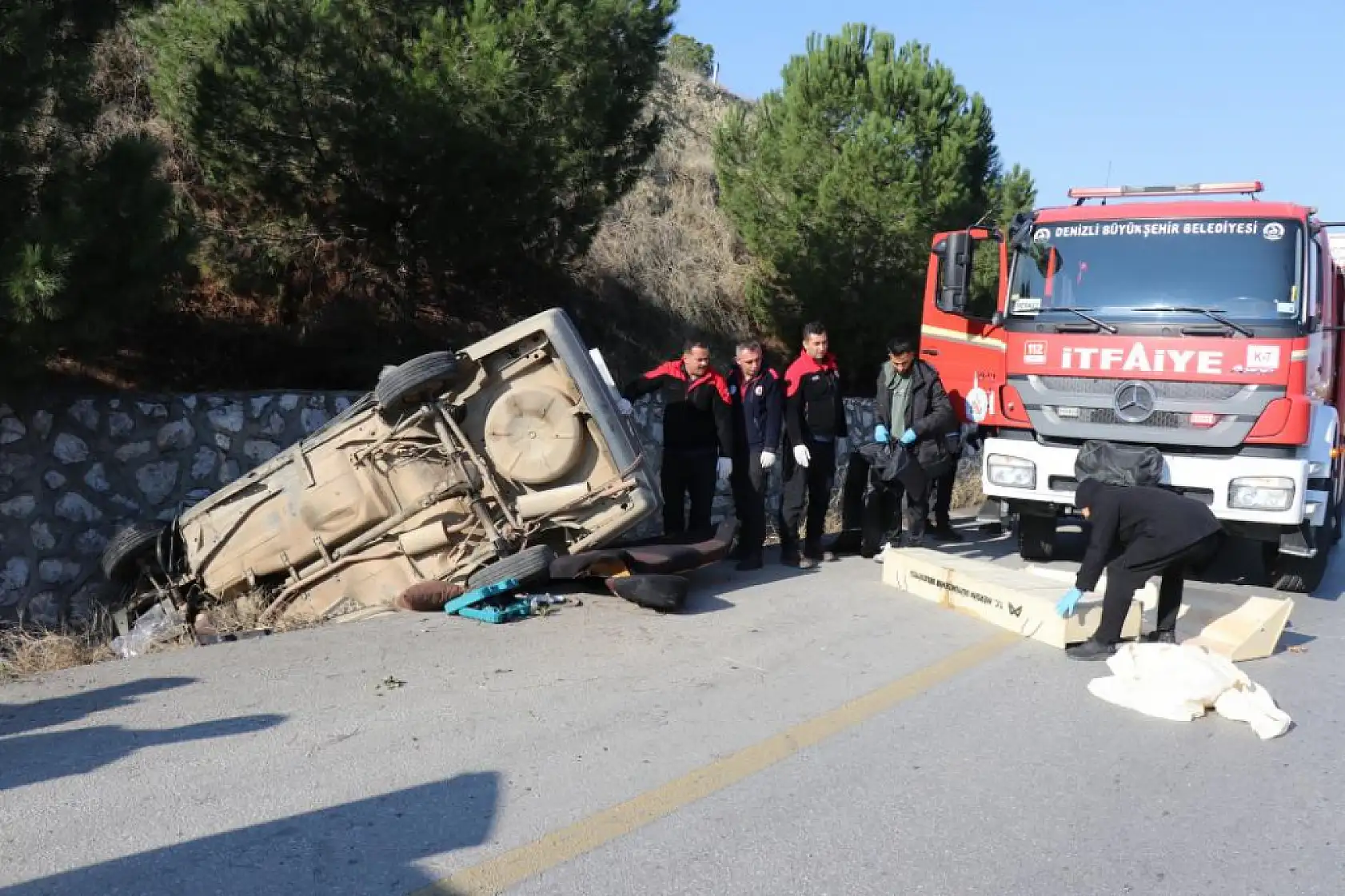 Refüjü aşan otomobil, karşı şeritteki istinat duvarına çarptı: 1 ölü, 1'i ağır 2 yaralı