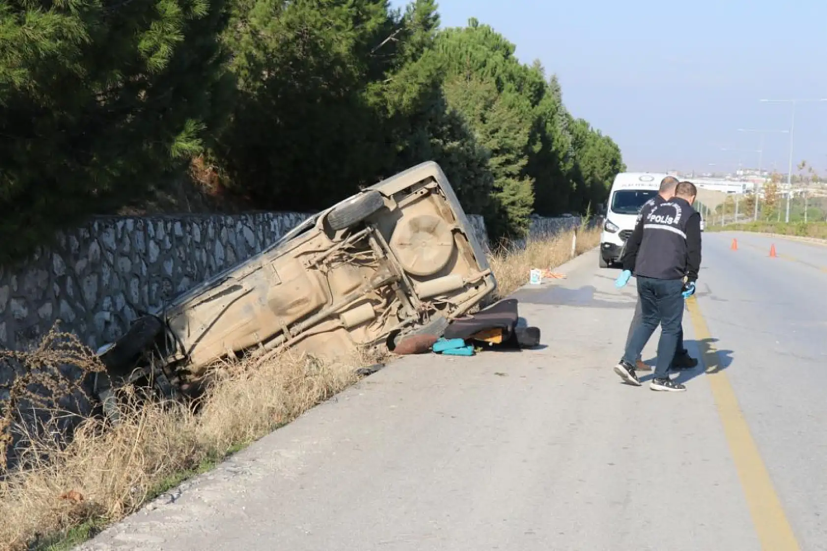Refüjü aşan otomobil, karşı şeritteki istinat duvarına çarptı: 1 ölü, 1'i ağır 2 yaralı