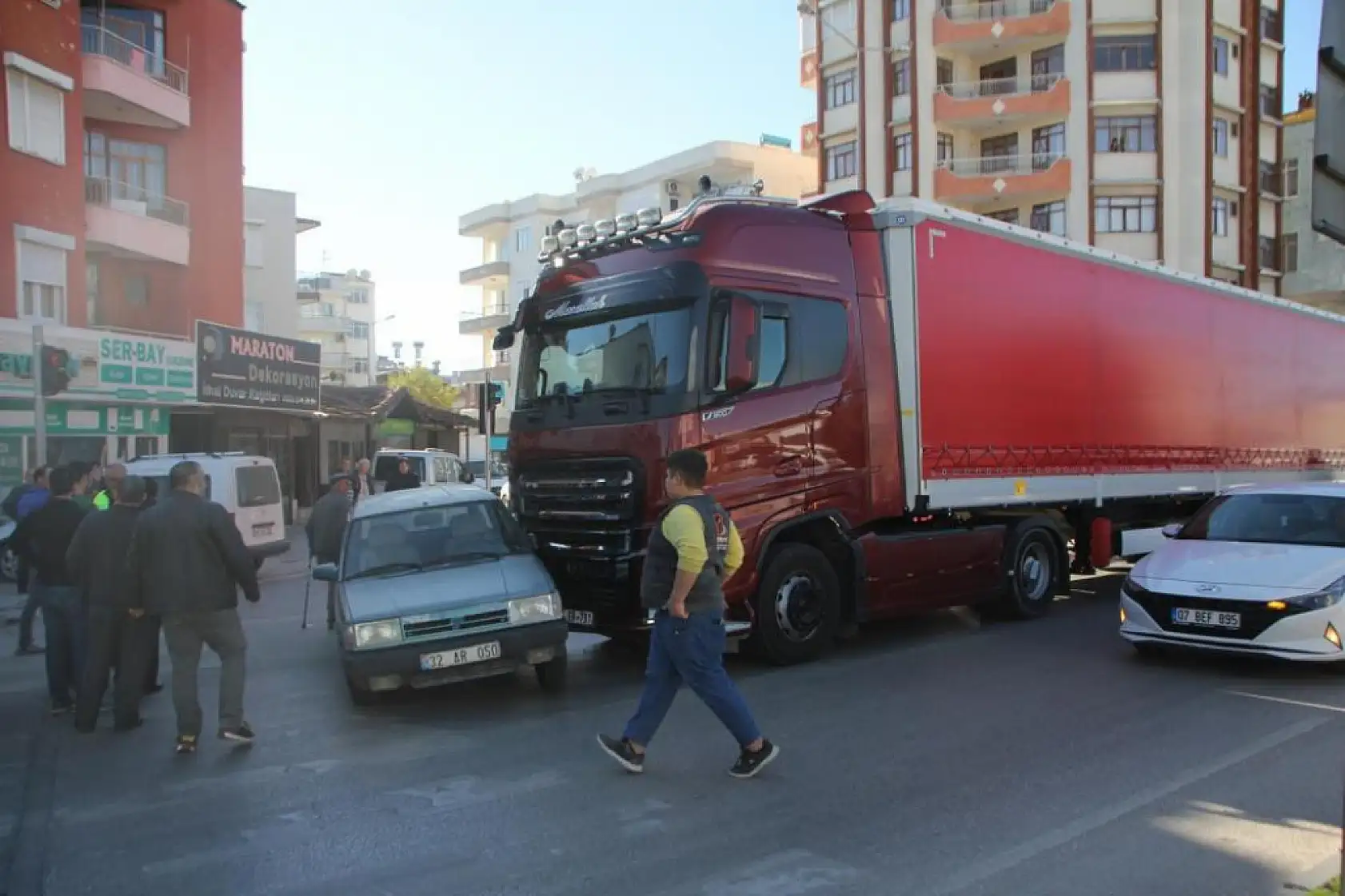Babasının kaza yaptığını öğrenen oğlu paniğe kapılınca yayaya çarptı