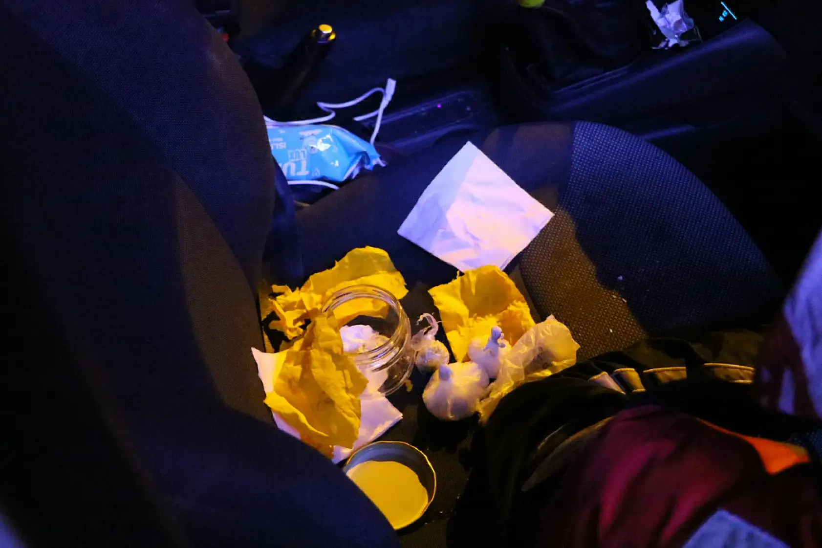 Polisi görünce yol ortasında bırakıp kaçtıkları araçtan uyuşturucu çıktı