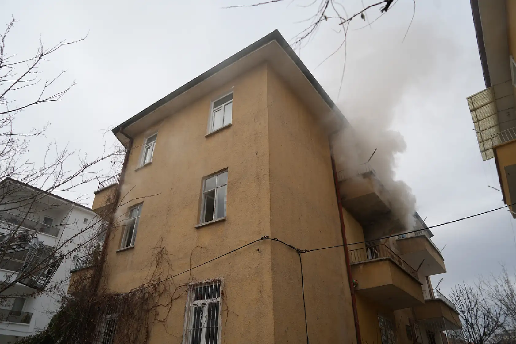 Elektrikli şofben evi yaktı, 4 kişi dumandan etkilendi