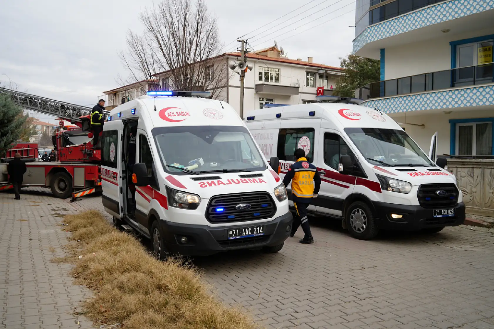 Elektrikli şofben evi yaktı, 4 kişi dumandan etkilendi