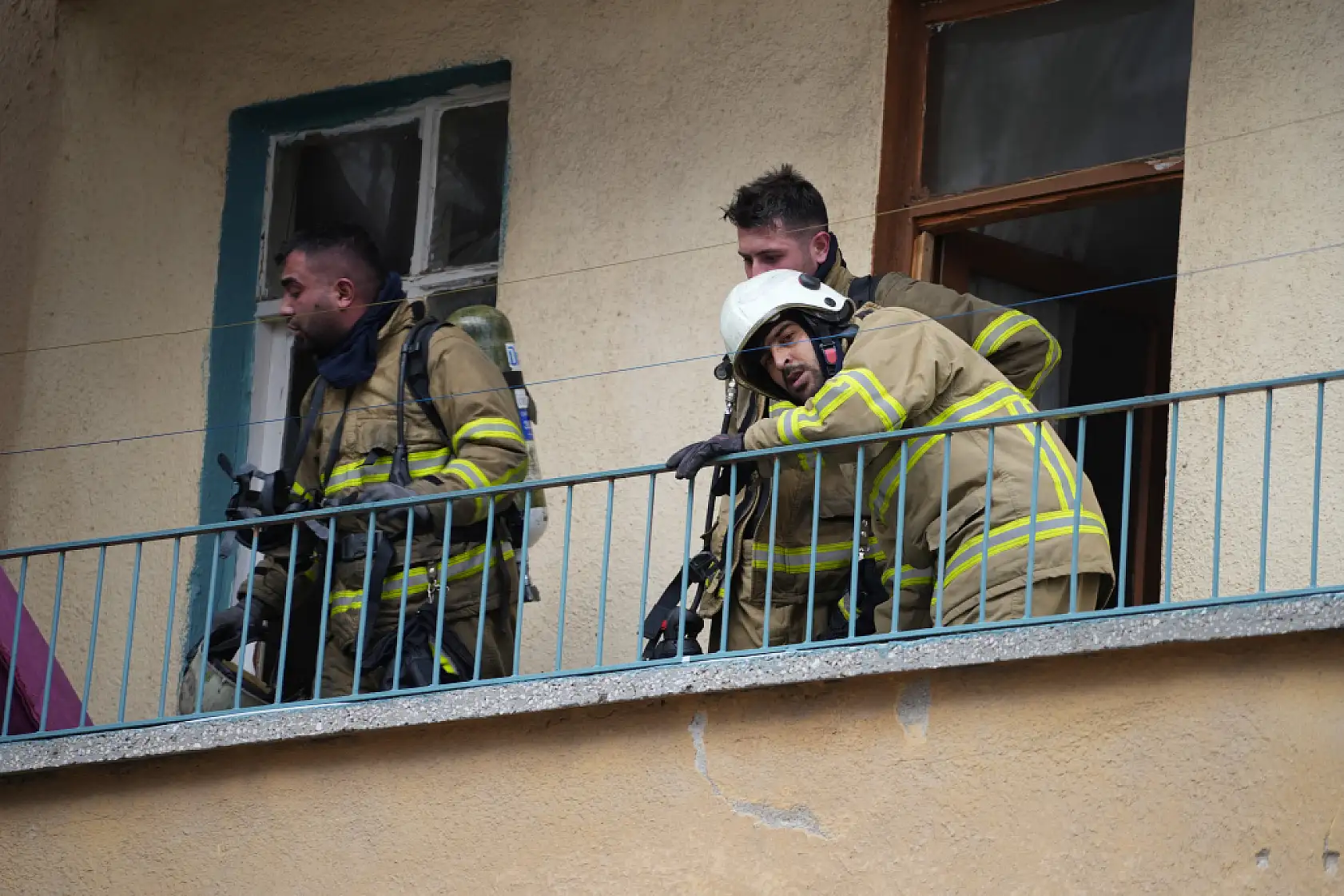 Elektrikli şofben evi yaktı, 4 kişi dumandan etkilendi