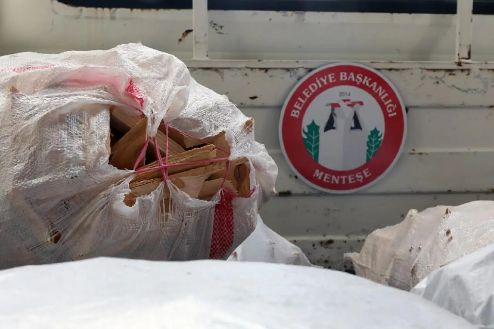 Menteşe Belediyesi'nden ihtiyaç sahiplerine yakacak yardımı