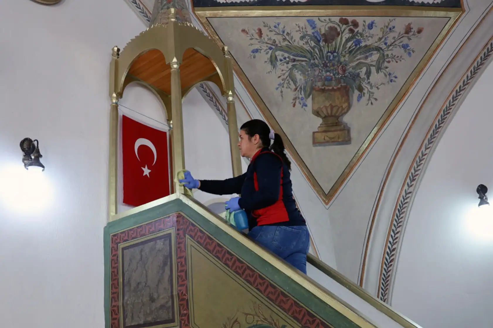 Menteşe Belediyesi 145 cami ve 810 eve temizlik hizmeti verdi