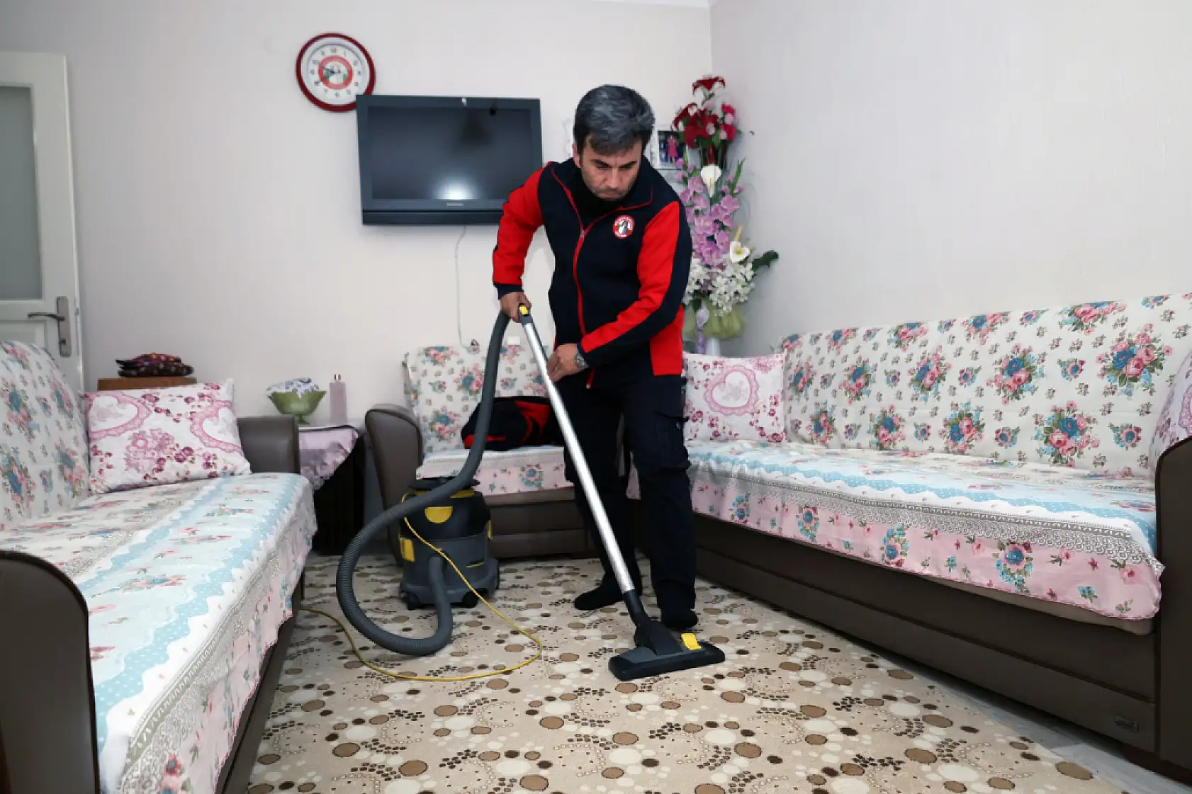 Menteşe Belediyesi 145 cami ve 810 eve temizlik hizmeti verdi