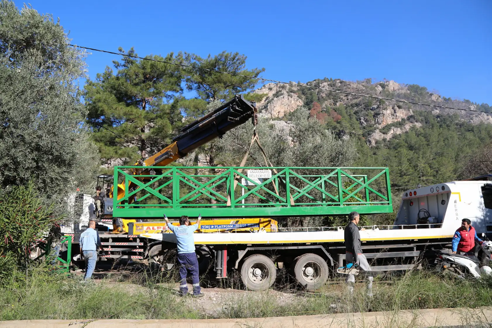 Marmaris Belediyesi, okul yolunu güvenli hale getirdi
