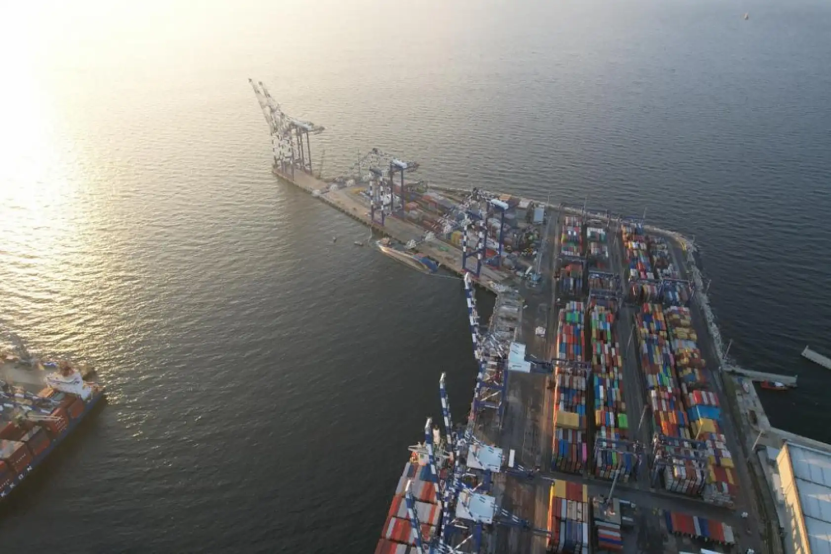 İstanbul Ambarlı Mardaş Limanı'nda su alan gemi yan yattı