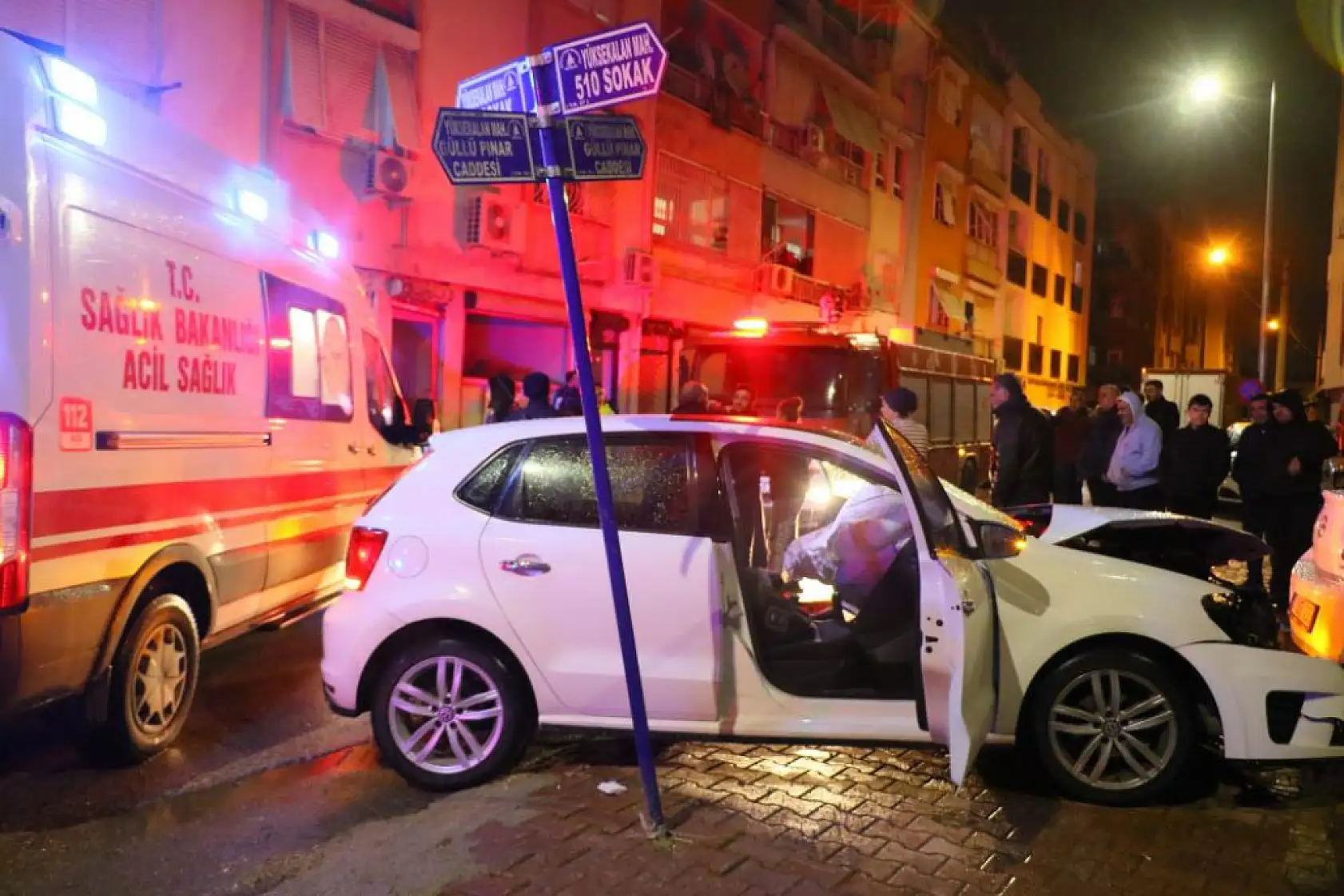 İki otomobil sokak keşiminde çarpıştı: 2 yaralı