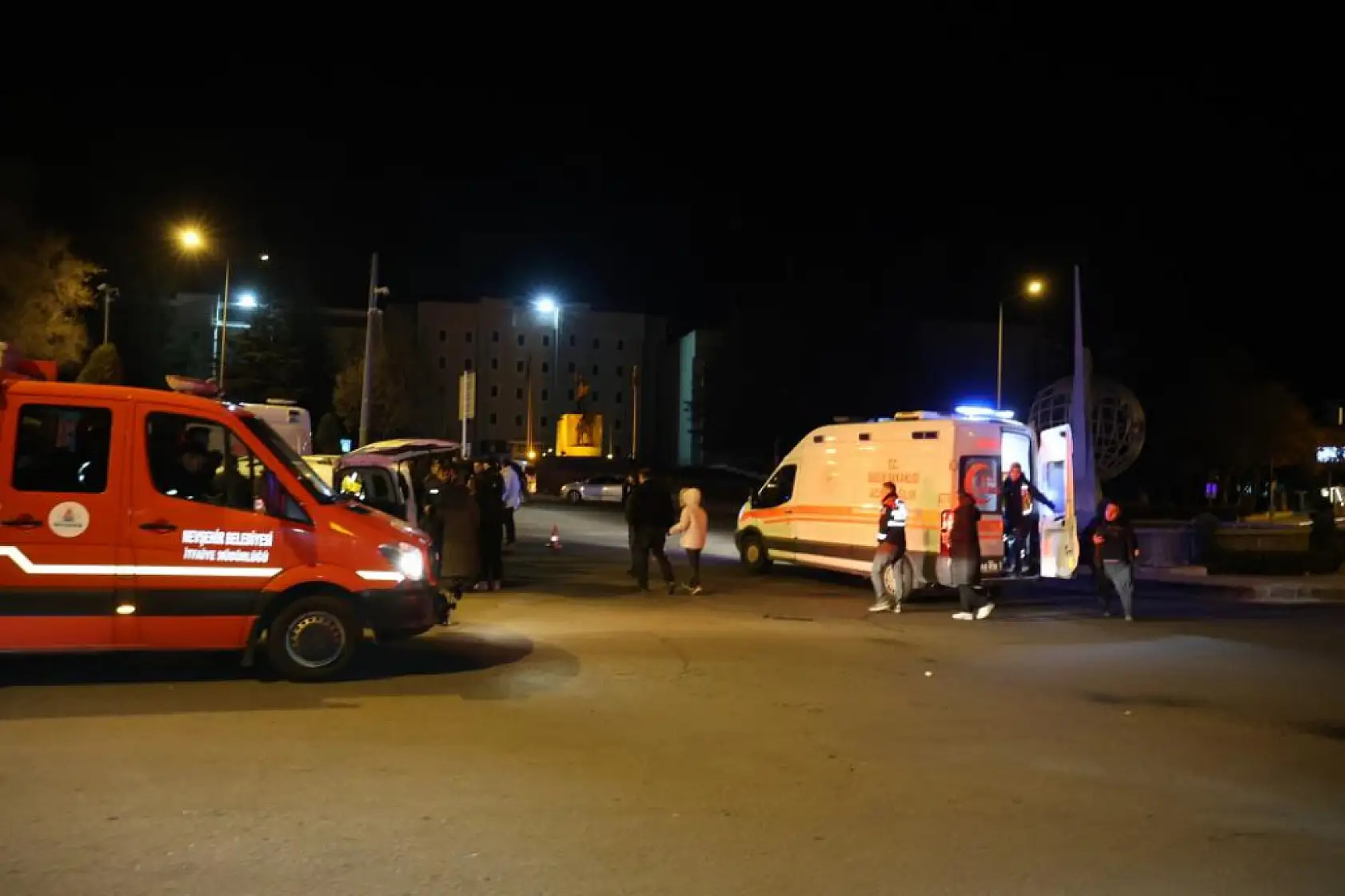 Otomobil ile hafif ticari araç çarpıştı: 9 yaralı