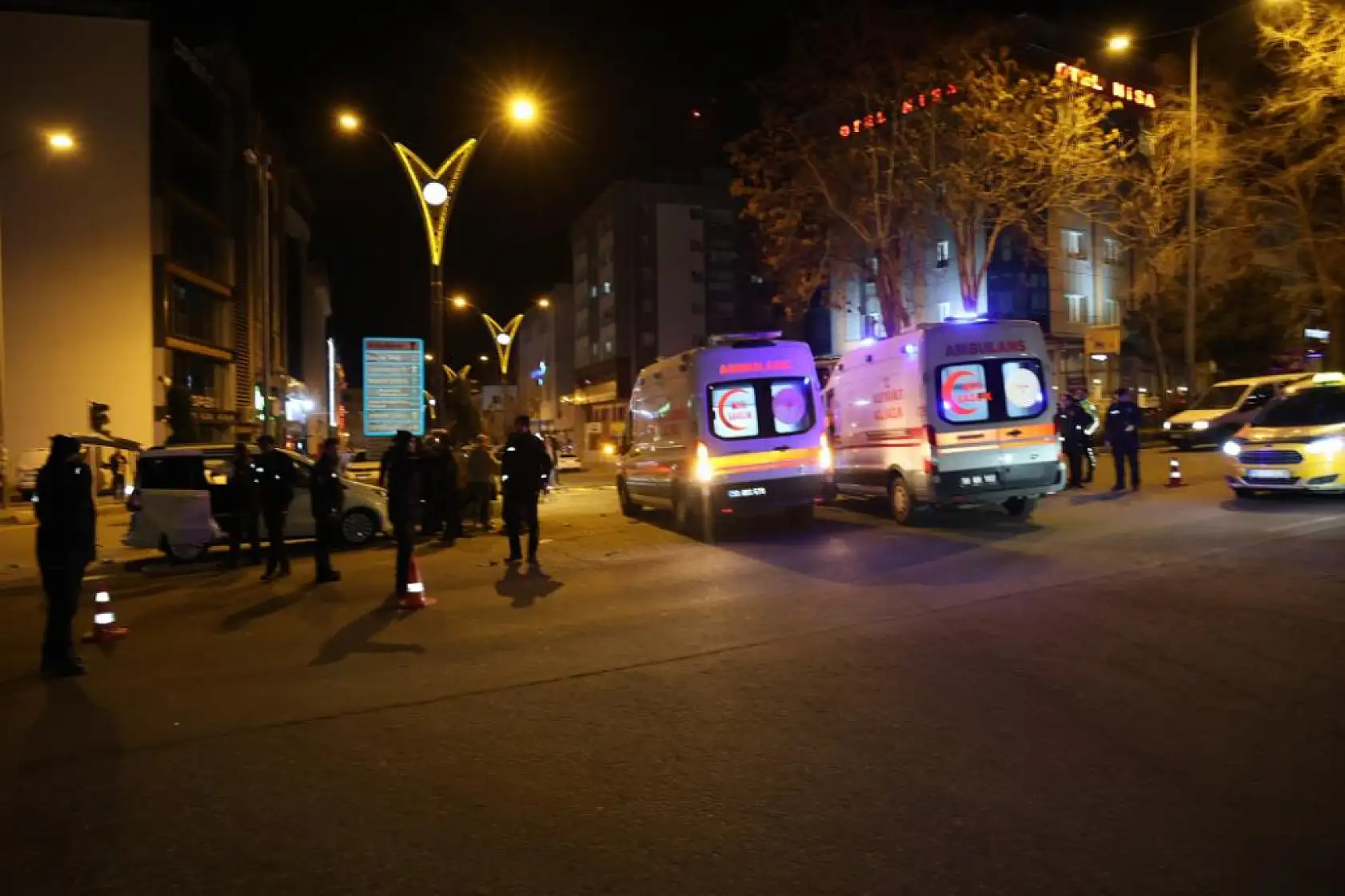 Otomobil ile hafif ticari araç çarpıştı: 9 yaralı