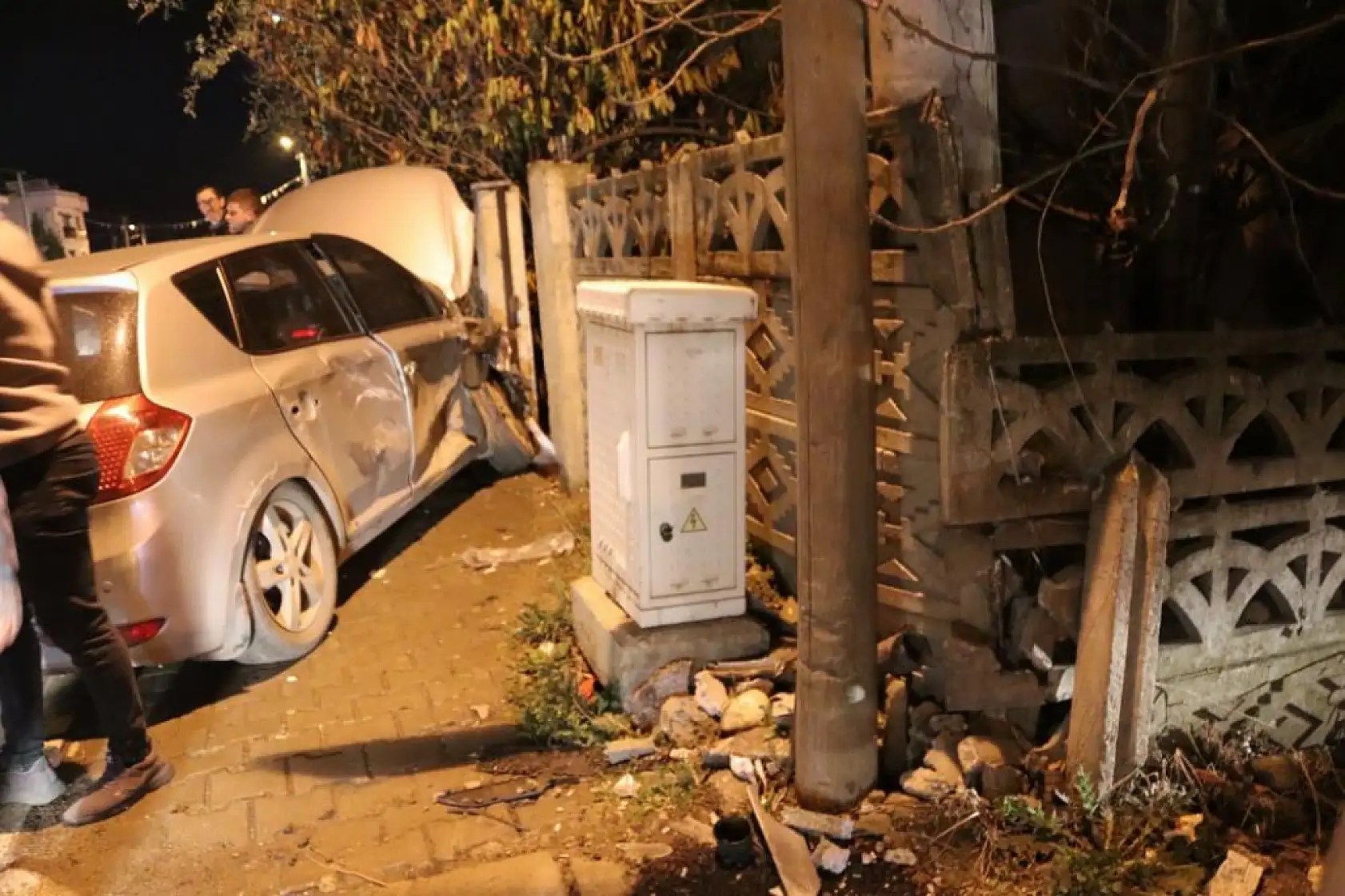 Kazaya sebebiyet verdi, olay yerinden kaçtı: 3 yaralı