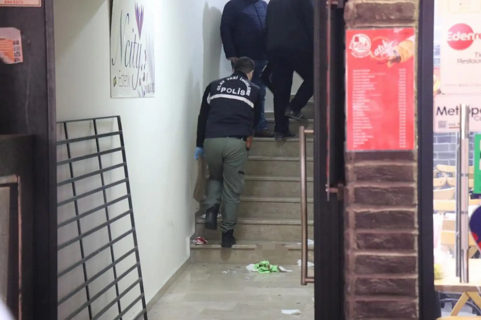 Vahşet: Eski polis, sevgilisini boğazından defalarca bıçakladı