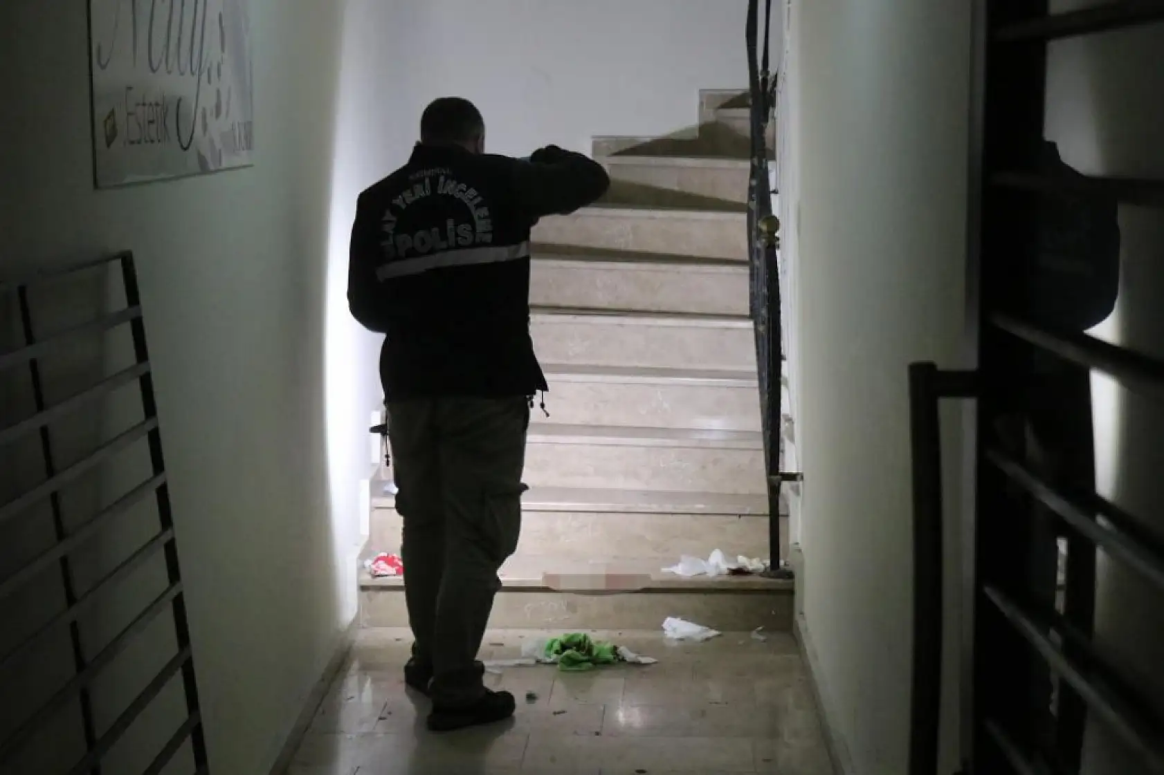 Vahşet: Eski polis, sevgilisini boğazından defalarca bıçakladı