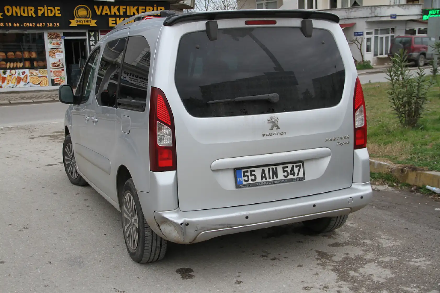 Motosiklet hafif ticari araca çarptı: 1 ölü