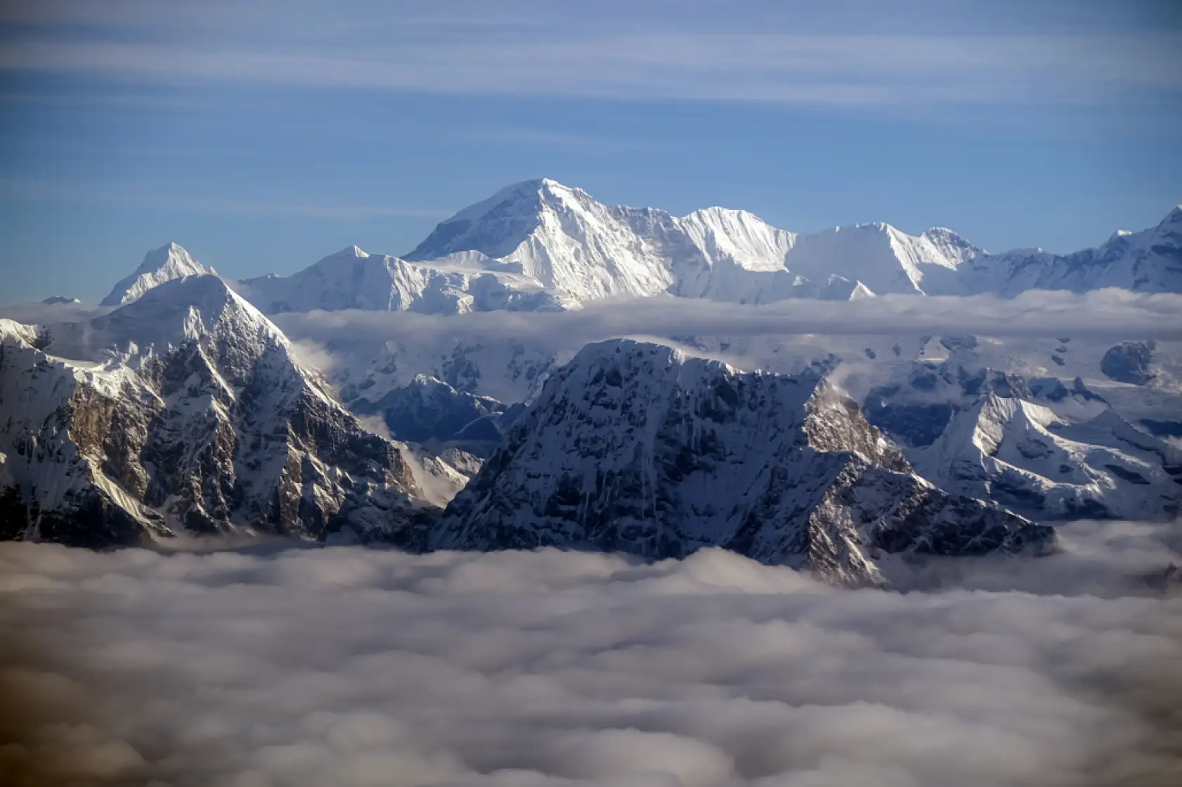 Türk yönetmen, dünyanın en yüksek dağını uçaktan görüntüledi
