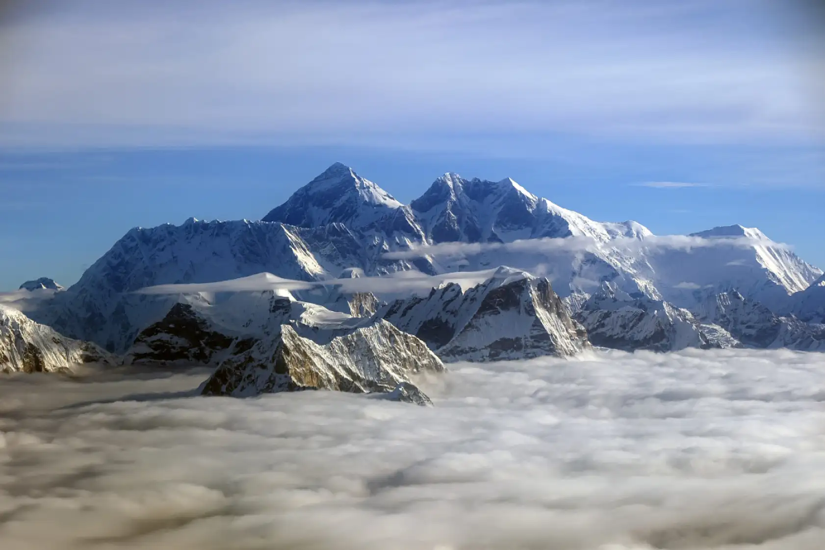 Türk yönetmen, dünyanın en yüksek dağını uçaktan görüntüledi