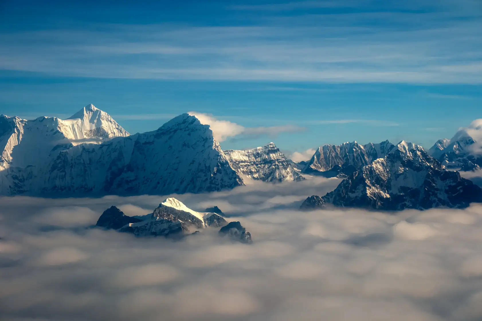 Türk yönetmen, dünyanın en yüksek dağını uçaktan görüntüledi