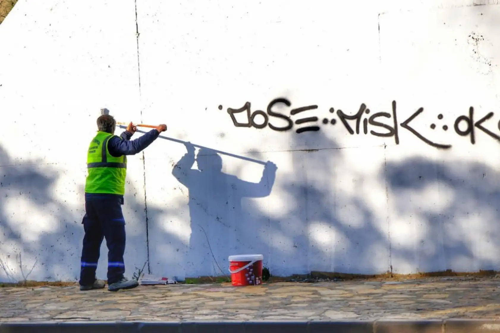 Bodrum'da Görüntü Kirliliği Yaratan Duvar Yazıları Temizleniyor