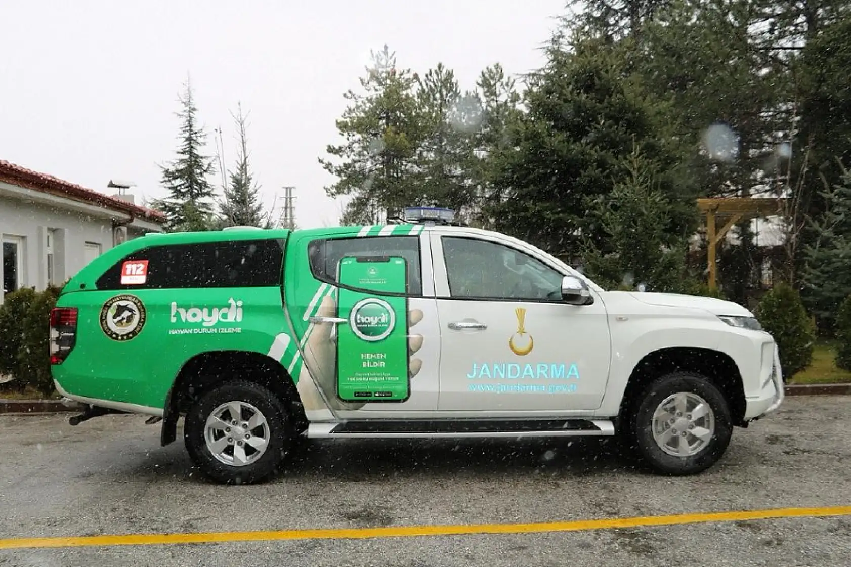 Tarlasında bulduğu yaralı kartala sahip çıktı