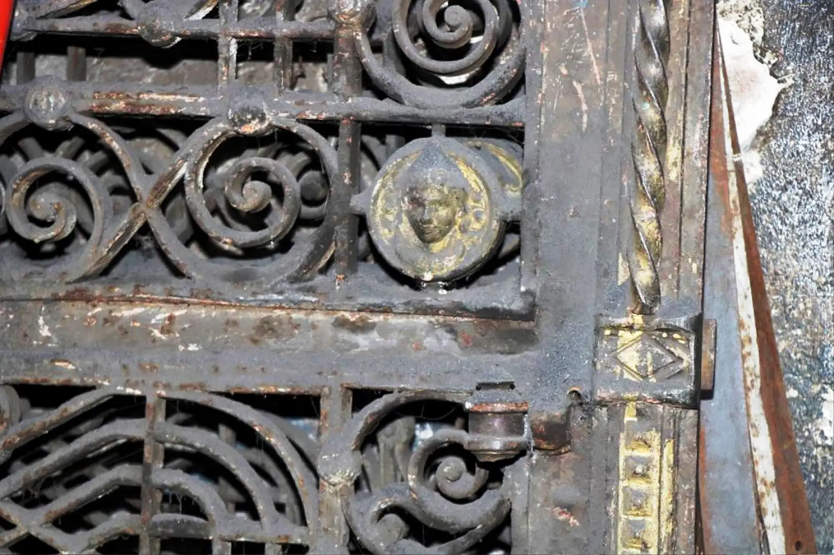 Papazlar demircideki 'Meryem Ana' figürlü tarihi kapının peşinde