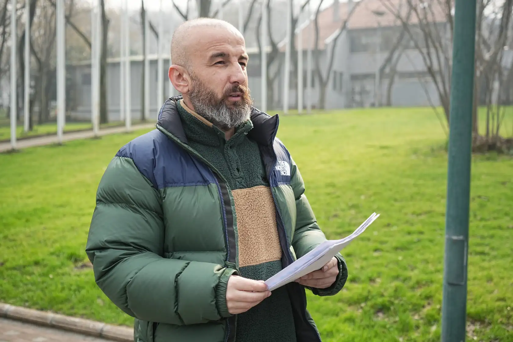 Saç ekerken kulak zarını biçti