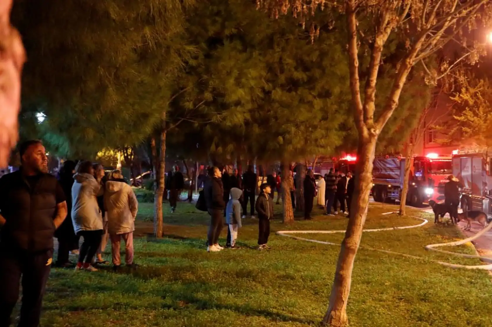 Ev yangını apartman sakinlerini sokağa döktü