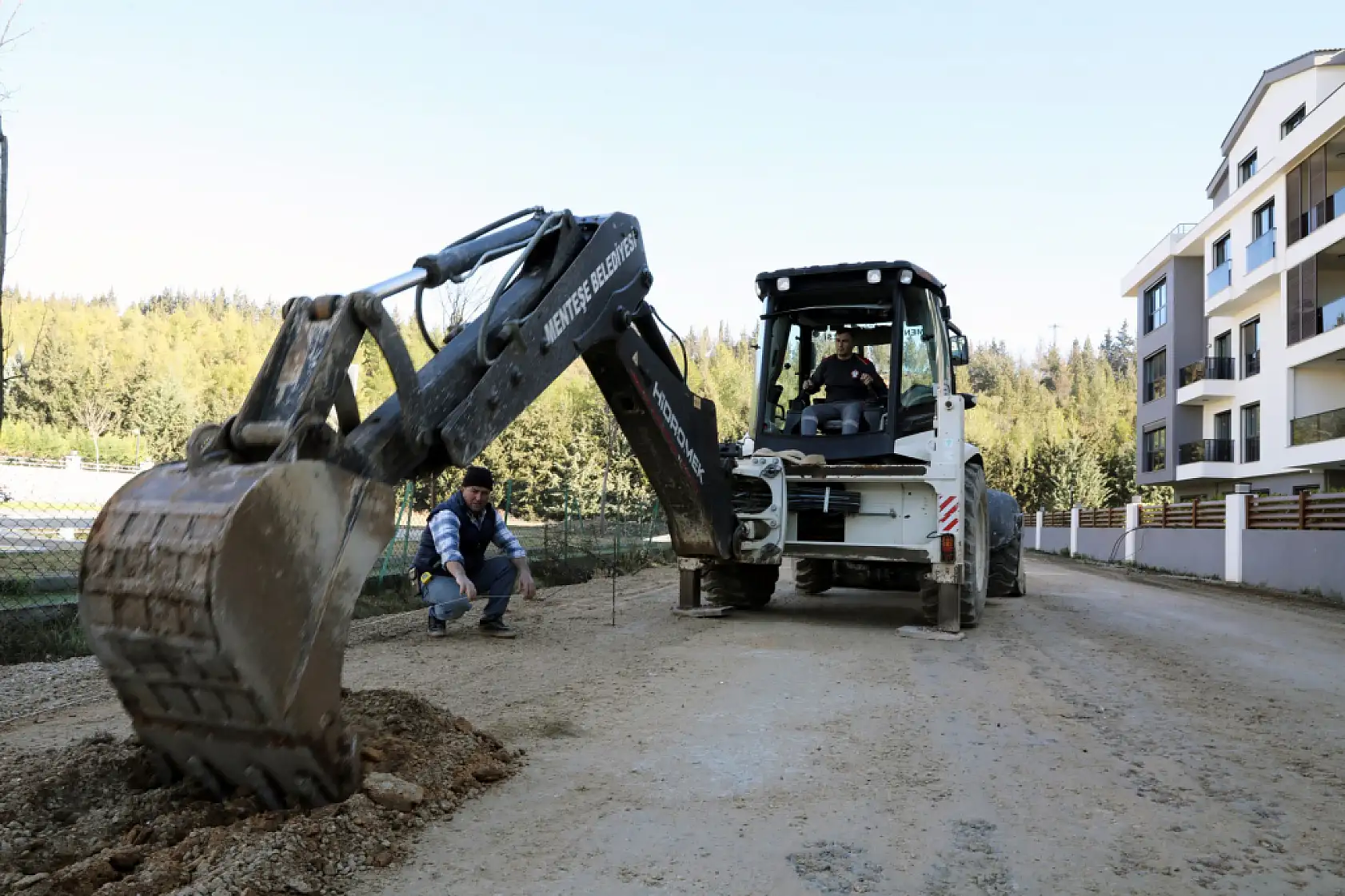 Menteşe'de yol yapım çalışmaları sürüyor