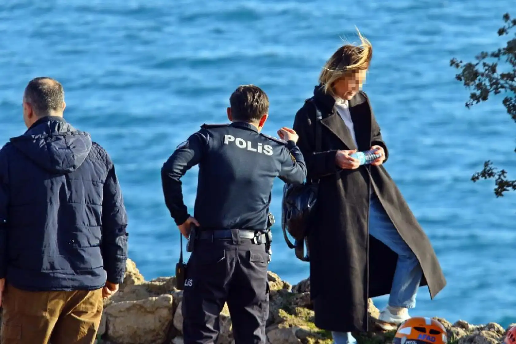 Annesinin ölümüyle bunalıma girdi, uçurumun kenarında ekiplere 4 saat ecel teri döktürdü