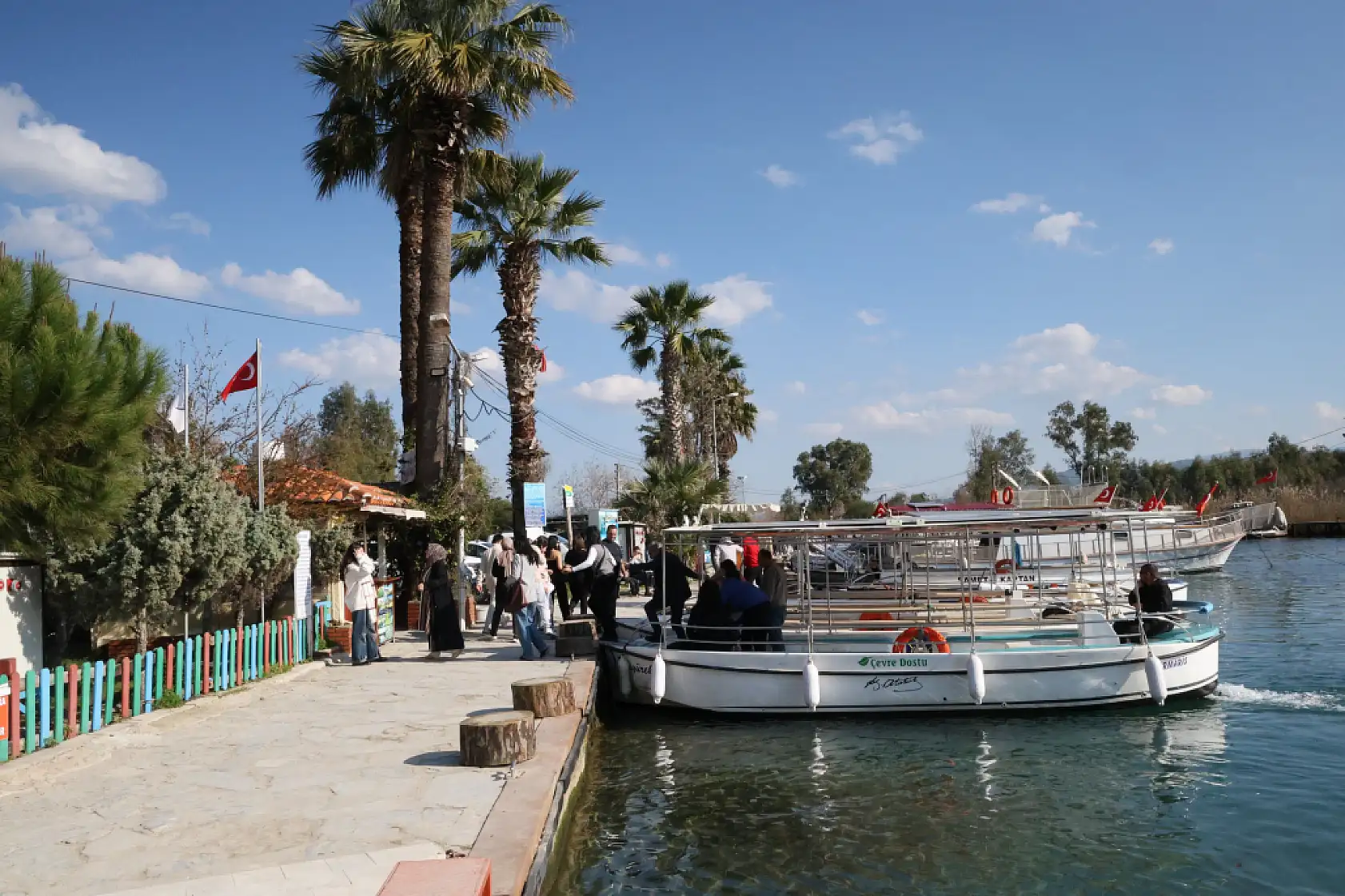 Akyaka'da yazdan kalma gün yaşandı, sahiller doldu taştı