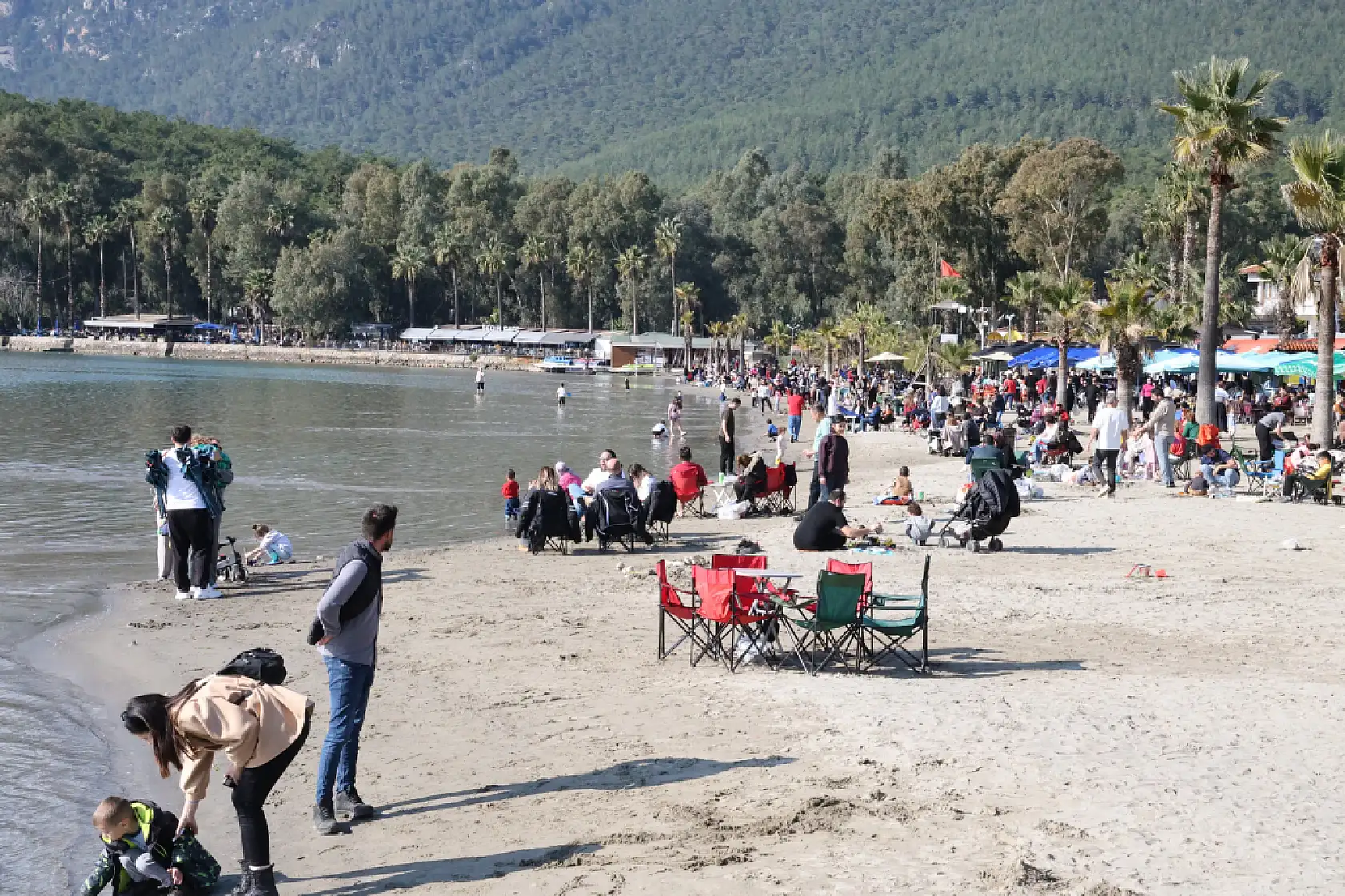 Akyaka'da yazdan kalma gün yaşandı, sahiller doldu taştı